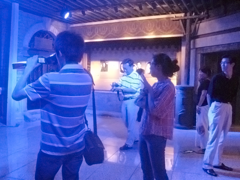 参观展览