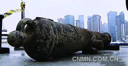 在黄浦江清淤过程中，发现130多年前的清朝大炮。