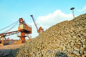 2012年2月2日,江苏南通港口集团江海分公司正在装运出口稀土矿石。