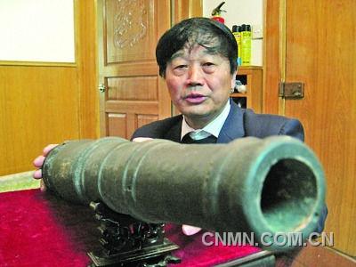 曹先生和他收藏的青铜炮。