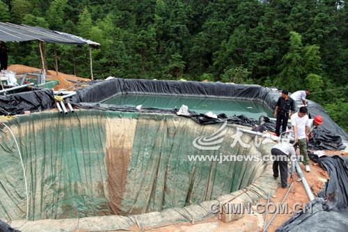 执法人员对非法稀土矿点用炸药进行捣毁