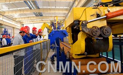 西北铝特殊挤压材项目带料试车一次性成功（摄影：任静伟）