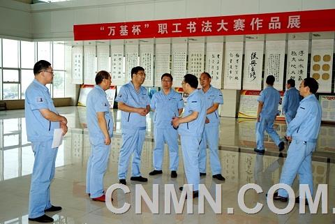 李跃民（左三）董事长参观职工书画摄影作品展1