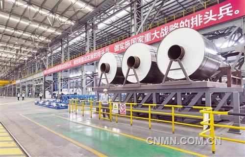南南铝大胆创新实现了转型升级。图为南南铝加工的现代化生产车间。　黄维业　摄