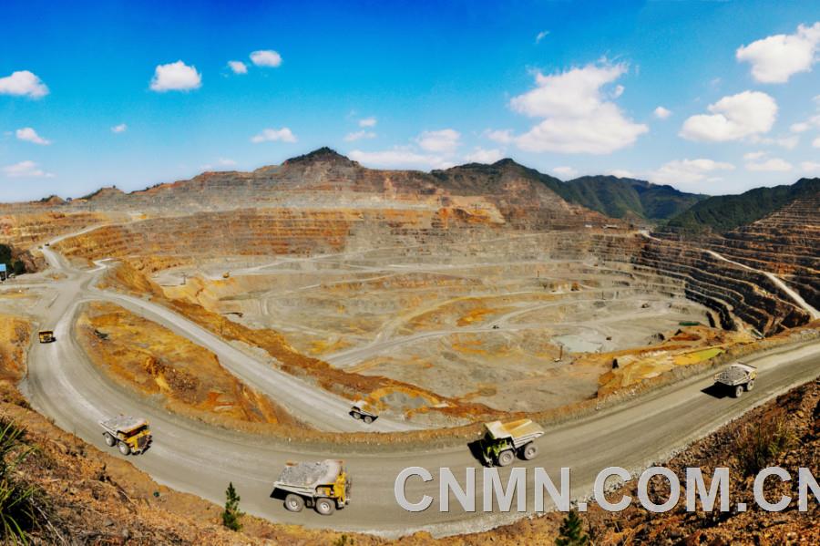 江铜德兴铜矿是国内现已开采的最大露天铜矿山，年产铜金属约16万吨，占全国矿产铜的十分之一。图为德兴铜矿采矿作业面。（江铜供图）摄影：胡敦煌