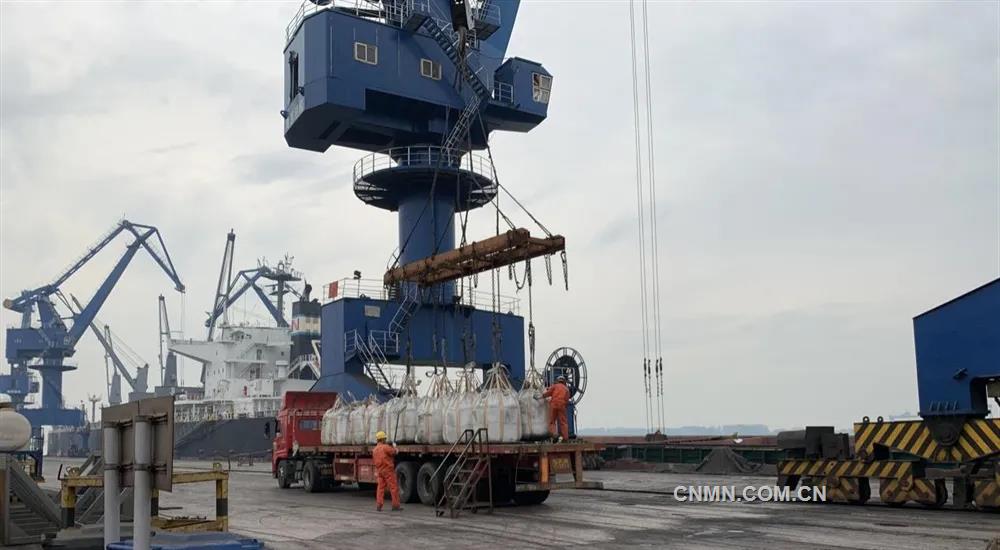 5月24日晚8点50分，一艘载有来自蒙古国铜精矿原料的船舶，顺利抵达南京码头。